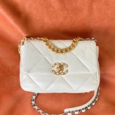 샤넬 19백 미디움 램스킨 화이트 골드