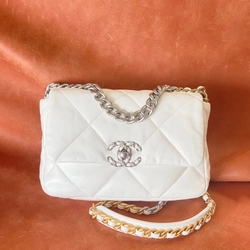 샤넬 19백 미디움 램스킨 화이트 실버