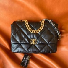 샤넬 19백 맥시 램스킨 블랙 골드