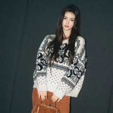 셀린느 뉴진스 다니엘 니트 스워터