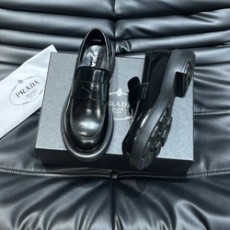 프라다  로퍼로  브러쉬드 블랙