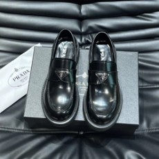 프라다  로퍼로  브러쉬드 삼각로고 블랙