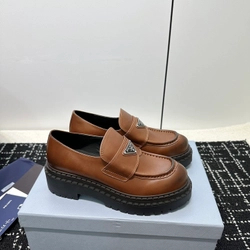 프라다 가죽  삼각 로퍼