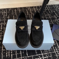 프라다 스웨이드 삼각 블랙 로퍼