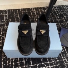 프라다 스웨이드 삼각 블랙 로퍼