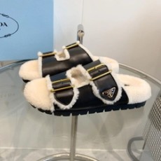 프라다 스웨이드 스트랩 시어링 블랙