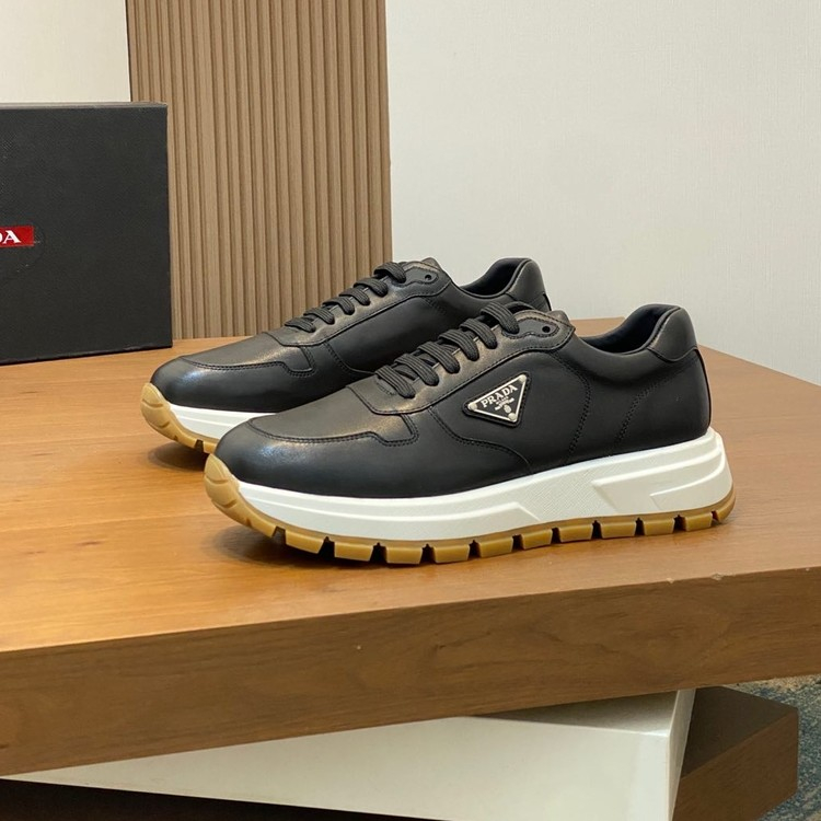 프라다 프랙스 01 가죽 스니커즈 블랙