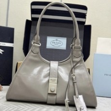 프라다 라지 레더 토트 백 1BG570