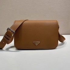 프라다 레더 삼각 로고 2VD075