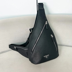 프라다 25SS 비텔로 삼각로고 슬링백 2VZ092