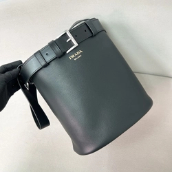 프라다 25ss 버클 숄더 백 1BE085