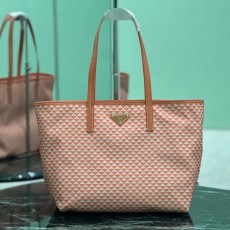 프라다 25SS 레더 로고 쇼퍼 1BG5522