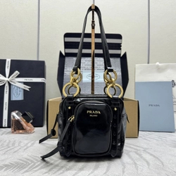 프라다 댄글 가죽 미니 1BB137