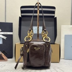 프라다 댄글 가죽 미니 1BB137