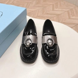 프라다 브러쉬드 페이던트 로퍼