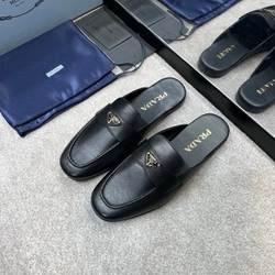 프라다 브러시드 로고 로퍼 뮬