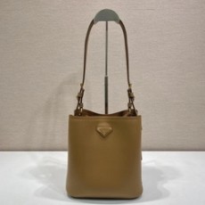 프라다 스파졸라토 미디엄 버킷 백 1BE080