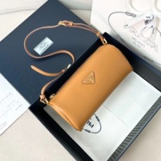 프라다 25SS 삼각로고 소프트 숄더 1BC239