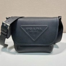 프라다 레더 엠보싱 로고 크로스 2VD056