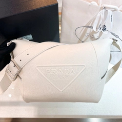 프라다 레더 엠보싱 로고 크로스 2VD056