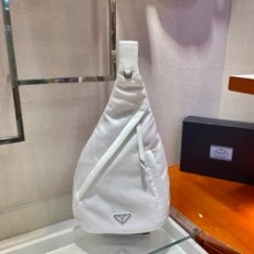 프라다 리나일론 슬링백 2VZ092