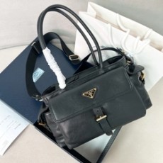 프라다 익스플로어 미디엄 레더 토트 1BG596