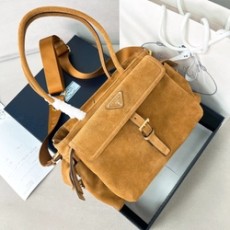 프라다 익스플로어 미디엄 스웨이드 1BG596